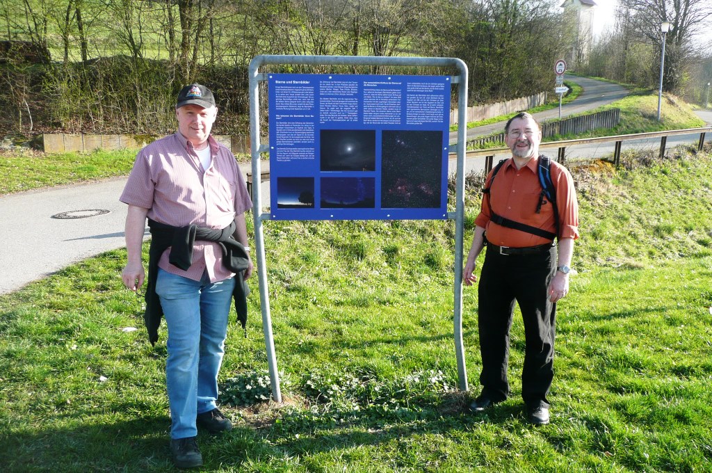 Wolfgang Kuckelsberg und Hans-Joachim Brinck vor einer der neuen Tafeln / Aufnahme: Reiner Hartmann