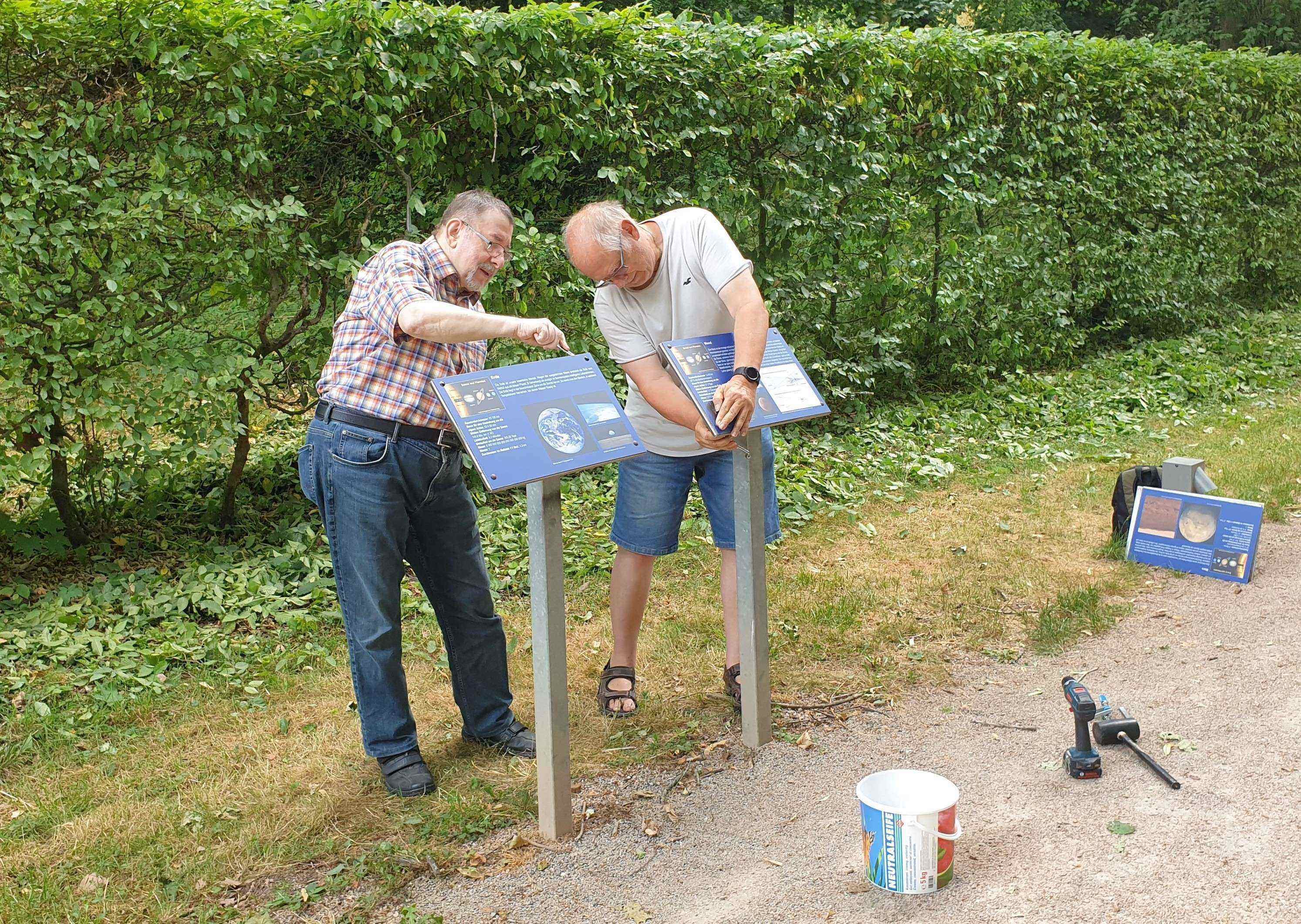 Hans-Joachim Brinck und Wolfgang Kuckelsberg beim Installieren einer neuen Tafel / Aufnahme: Reiner Hartmann